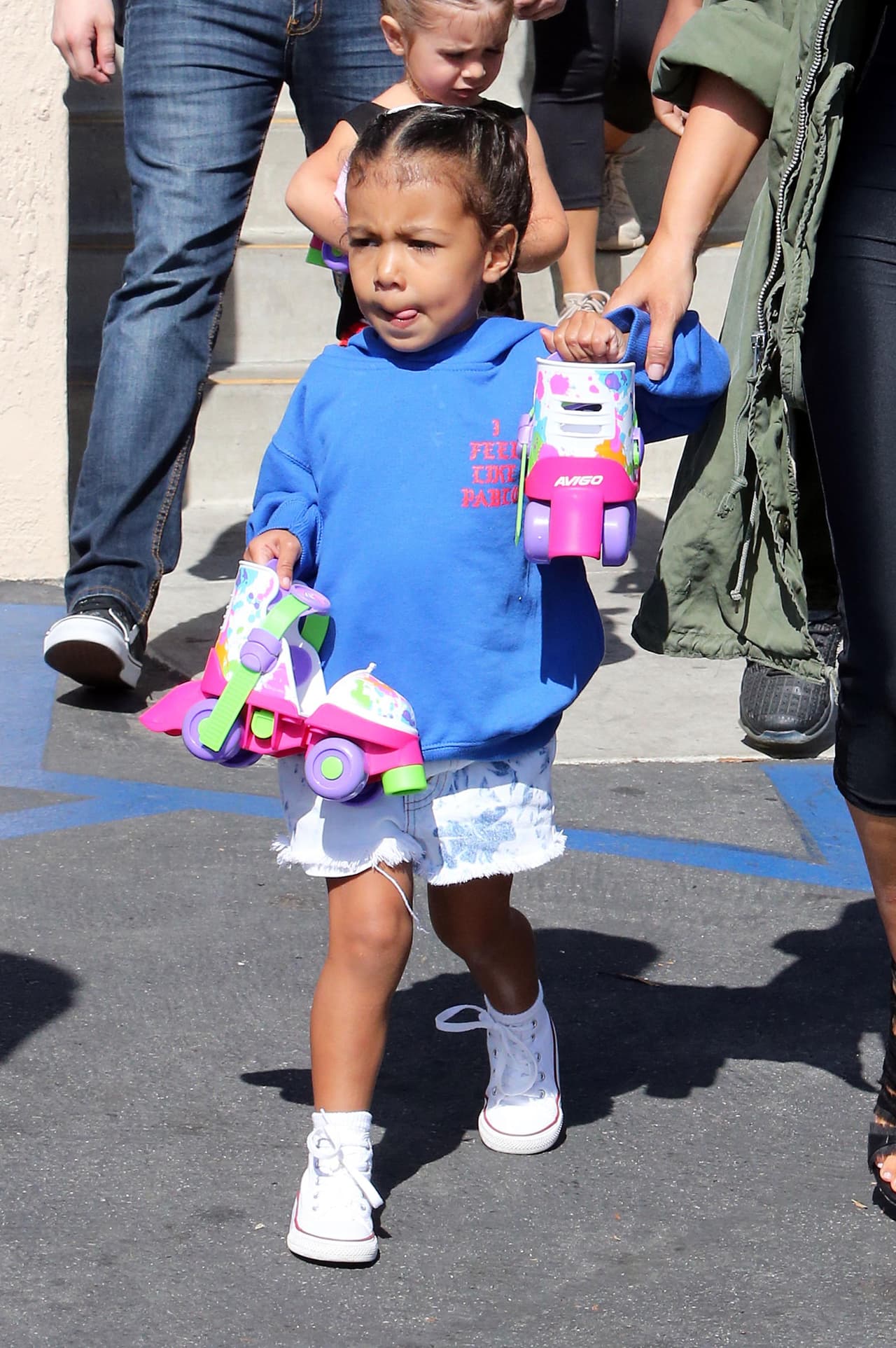 Varias horas después salió Nori caminando.