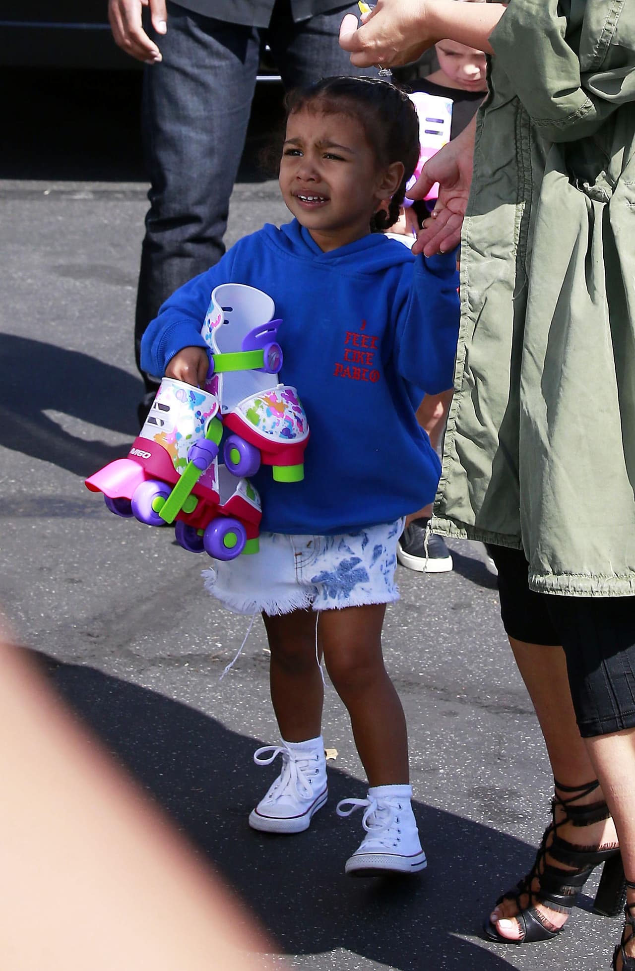 La pobre se puso a llorar al enterarse de que regresaban a casa.