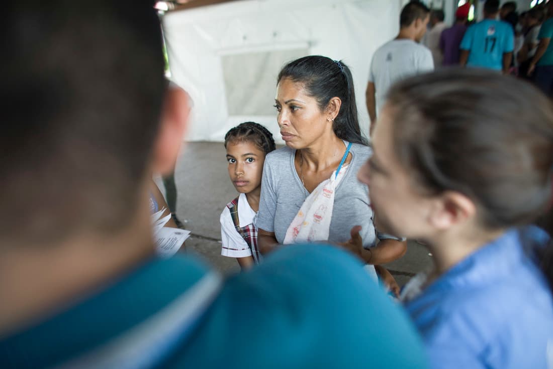 Damary Oropeza, de 10 años, se acercó al fotógrado John Estey y el equipo de CARE en su uniforme escolar, mientras se encontraban en un puesto fronterizo.
<b>Ella cruza todos los días sola para ir a la escuela en el lado colombiano. Es una de las miles de personas que conforma la "migración péndulo". </b>La niña decía, aguantando las lágrimas: "Dejen pasar a mi mamá, para que pueda ir a la escuela segura. Es peligroso que yo vaya sola. Amo mi escuela, mi maestra y mis amigos, pero tengo que cruzar el puente sola y eso me da miedo. Yo lo único que quiero es que mi mamá me pueda llevar".