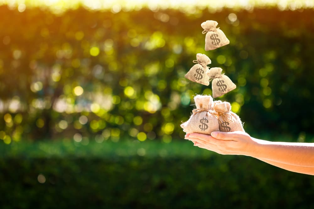 Hay un regalo cósmico asociado a tu regente, el planeta Júpiter, que entrará directo en tu signo desde el día 8 e inicia un largo recorrido por el mismo augurando lo mejor para ti en esta etapa. Sin embargo, en la segunda quincena del mes Mercurio estará retrógrado en tu signo lo cual tiende a crear dificultades en las comunicaciones.