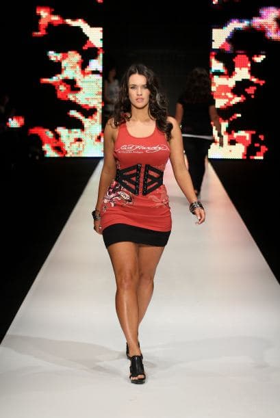 Florencia señala que es una opción ideal para entallar la cintura y generar un efecto visual de reloj de arena.