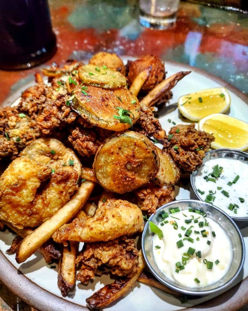 <b>St. Roch Fine Oysters + Bar </b>
<br>Dirección: 223 S Wilmington St. Raleigh, NC. 27601
<br>Teléfono: (919) 322-0359
<br>Sitio web: 
<a href="https://www.strochraleigh.com">https://www.strochraleigh.com</a> 
<br>
<b><a href="https://www.yelp.com/map/st-roch-fine-oysters-bar-raleigh">Cómo llegar</a></b>
<br>
<br>En Yelp, aseguran que ofrecen “las mejores ostras, almejas y productos de Carolina del Norte que podemos encontrar, los preparamos con un toque especial y los servimos con energía y calidez”.