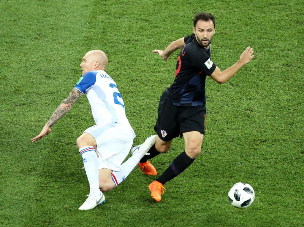 Pero cuando Islandia se decidió a adelantar sus líneas, la defensa croata comenzaba a morder, aquí en una zancadilla a Emil Hallfredsson, un recuperador de balón muy activo.