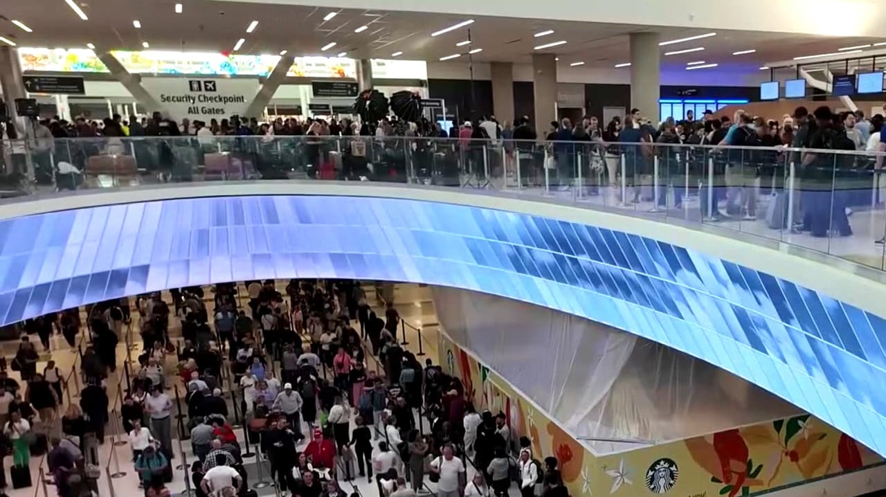 Sigue el caos en el Aeropuerto George Bush a pesar de que Trump ordenó pagarle a los agentes de la TSA