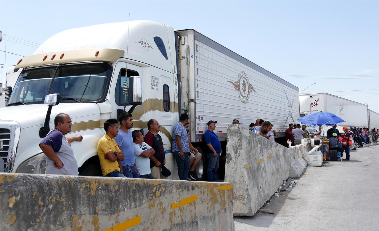 Bloqueo de camioneros contra medida del gobernador de Texas complica entrega de suministros en EEUU