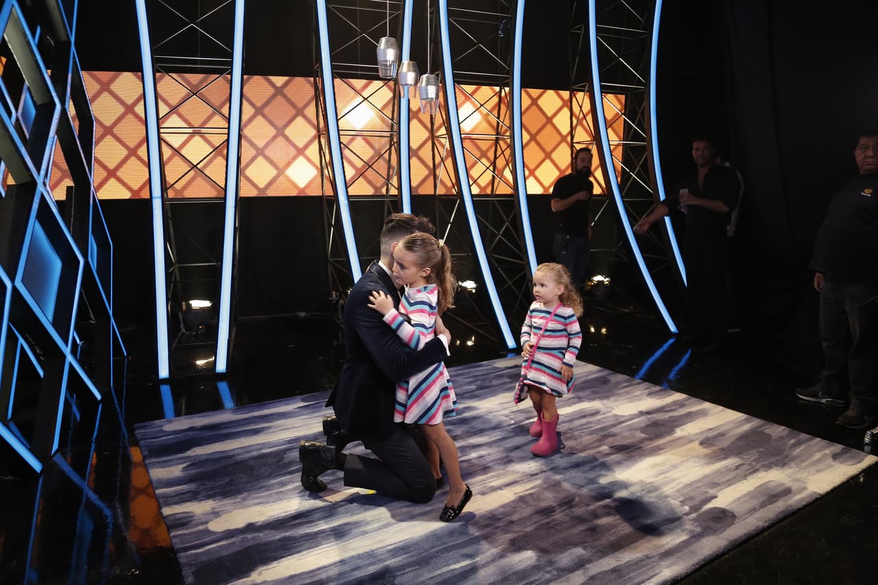 Las niñas inmediatamente se robaron la atención de todo el mundo en el set y se quedaron con Jomari durante la entrevista de Montero.