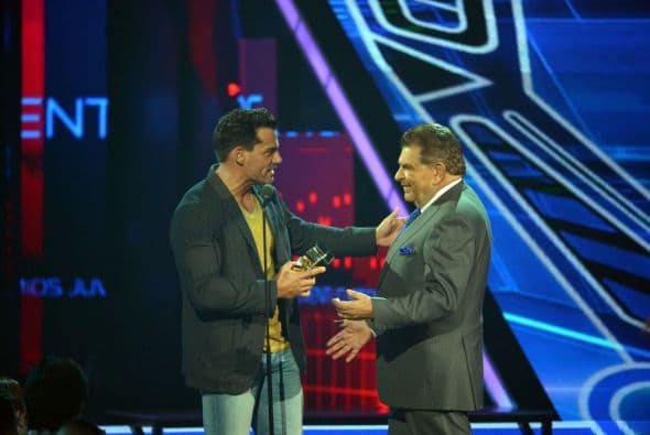 Emocionado, el conductor subió al escenario y recibió el premio de manos de actor.