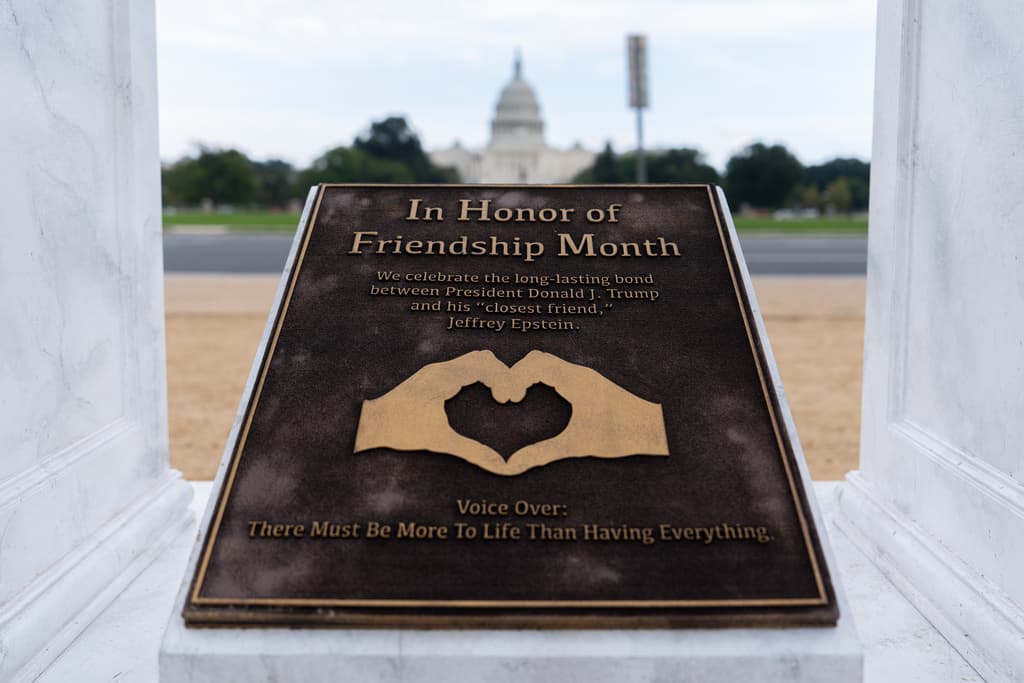 La estatua está acompañada de esta placa que lee: "En honor al mes de la amistad, celebramos el prolongado vínculo entre el presidente Donald Trump y su 'amigo más cercano' Jeffrey Epstein".