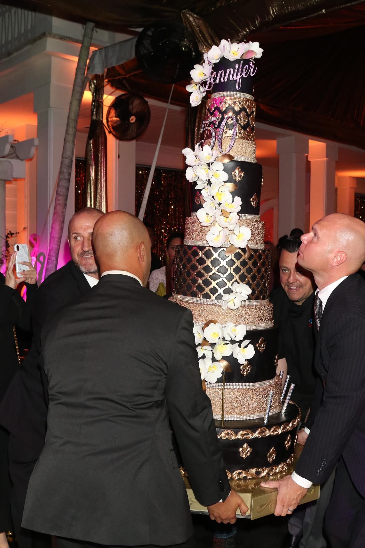 Alex Rodríguez también acompañó a JLo en la pista de baile. El exbeisbolista se lució junto a la 'Diva del Bronx' mientras registraba todo detalle a través de las historias de su 
<b><a href="https://www.instagram.com/arod/?hl=es-la" target="_blank">Instagram</a></b>.