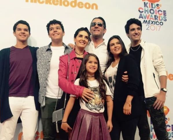 Por un lado, Mayrín es madre de Romina y Sebastián, a quienes concibió junto a Jorge Poza. Mientras que Santamarina es padre de José Eduardo y Roberto Miguel, cuya madre es la actriz Itatí Cantoral.