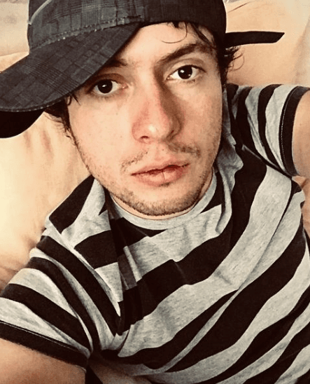 <b>Narciso de ‘Aventuras en el tiempo’ </b>
<br>Durante 2001, este niño consentido fue interpretado por Roberto Marín y se convirtió en el ‘crush’ de muchas niñas de aquella época.
<br>
<br>Si quieres ver 
<b><a href="https://vix.com/es-es/detail/series-556?utm_medium=internal_referral&utm_source=univision&utm_campaign=evergreen&utm_content=ed_entertainment&utm_term=slideshow" target="_blank">'Aventuras el tiempo' gratis, sólo ingresa a ViX</a></b>.