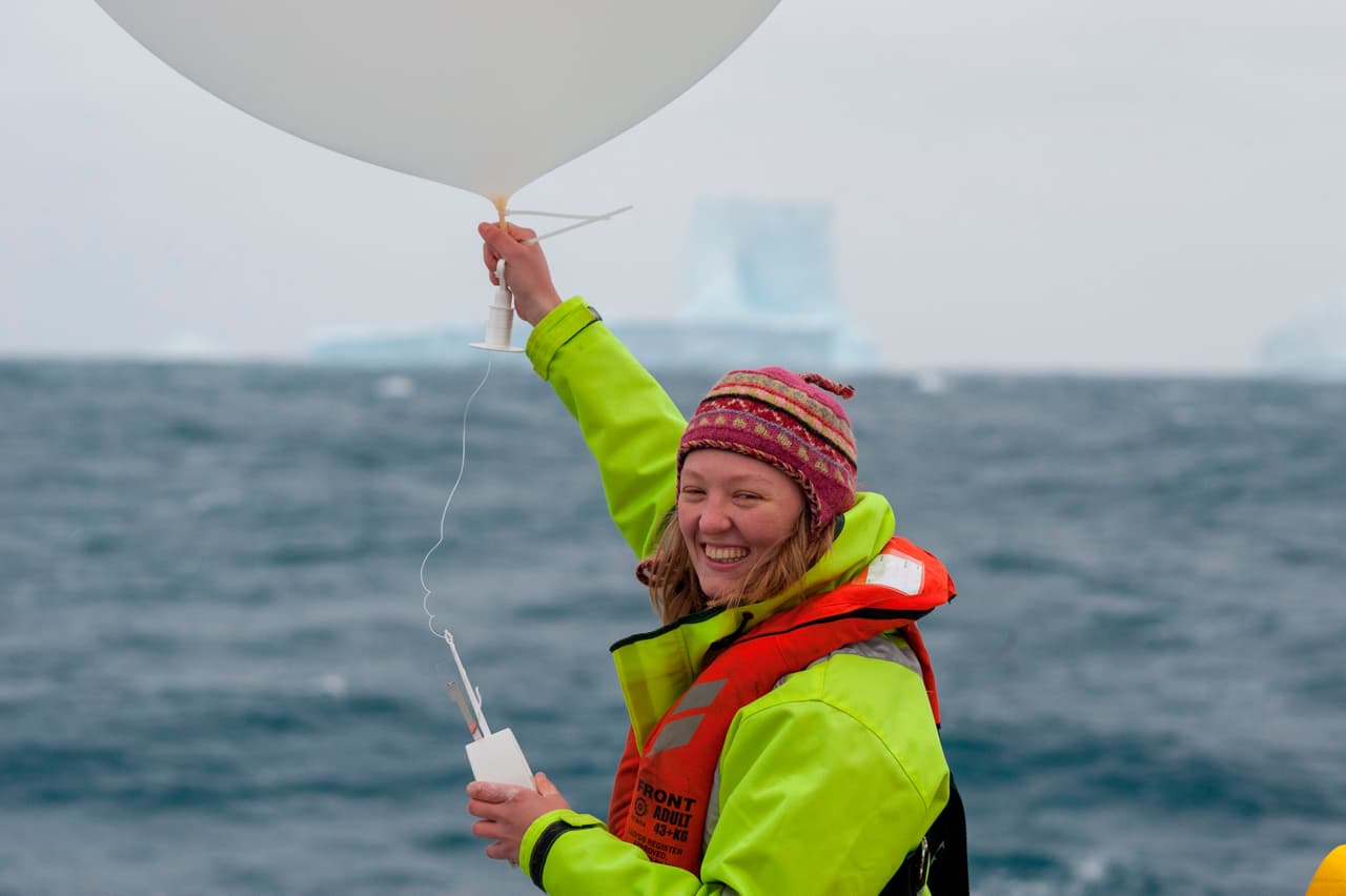 Desde un buque de la agencia australiana de ciencia (CSIRO) un grupo de científicos de la Universidad de Colorado encontraron el aire más limpio del planeta. Es un aire inalterado por la contaminación de origen humano y está está localizado al sur de los 40 grados de latitud sur, en la capa atmosférica en contacto directo con el océano Antártico.
<br>