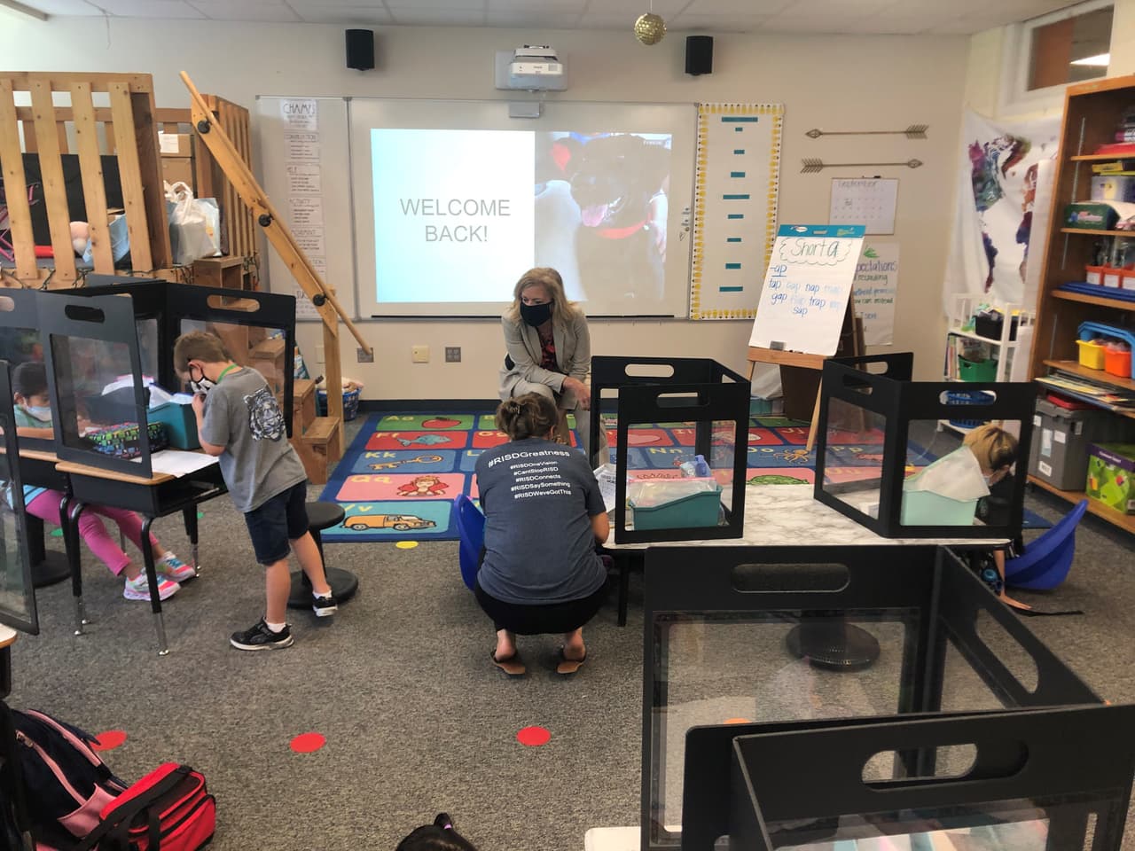 El Distrito escolar de Richardson dijo que aproximadamente 10,300 estudiantes regresaron a las clases en persona.