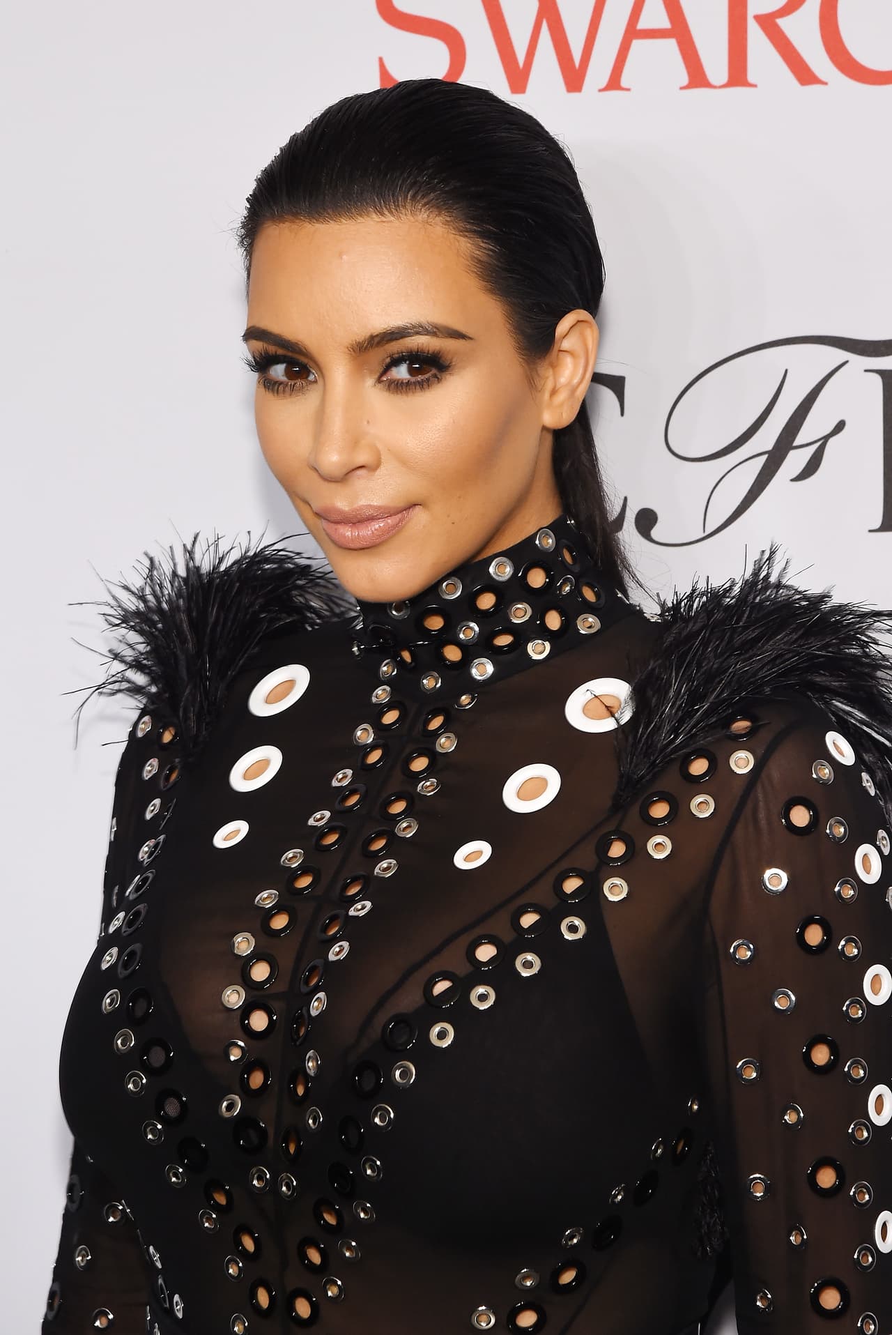 'Disaster movie' es una parodia de películas de desastres naturales en donde Kim Kardashian muere aplastada por un meteorito: "
<b><a href="https://www.univision.com/famosos/jlo-y-maluma-revelan-imagenes-de-su-primer-dia-de-trabajo-para-la-pelicula-marry-me-fotos">Estoy mortificada.</a></b> Si tienes el clip, no puedo verlo", respondió al ser cuestionada por un fan sobre su muerte ficticia en el filme.