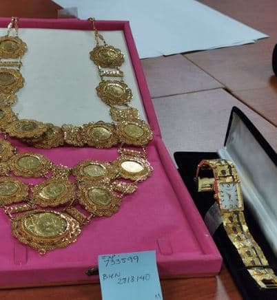 El gobierno de México a través del Servicio de Administración y Enajenación de Bienes (SAE) 
<b>subastará piezas de joyería y relojes que fueron incautadas al crimen organizado</b> o forman parte de regalos hechos a funcionarios públicos. En la imagen se muestra un pectoral con 17 monedas de oro de 18k.
<br>