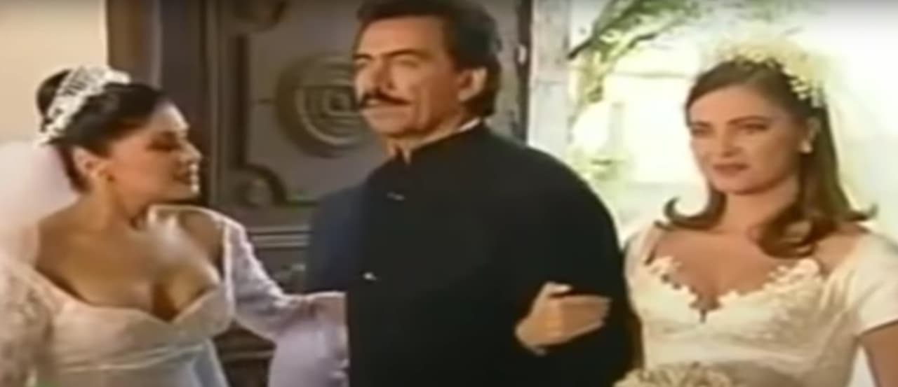 Esto fue muy evidente cuando Alicia le robó la boda a su hermana. La obligó a compartir el evento pese a sus súplicas y amenazas durante la marcha nupcial.