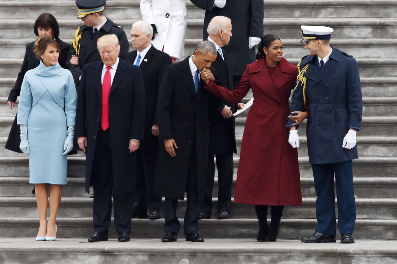 Las manifestaciones de amor entre los Trump y los Obama fueron visiblemente diferentes durante la ceremonia de posesión presidencial del pasado 20 de enero.