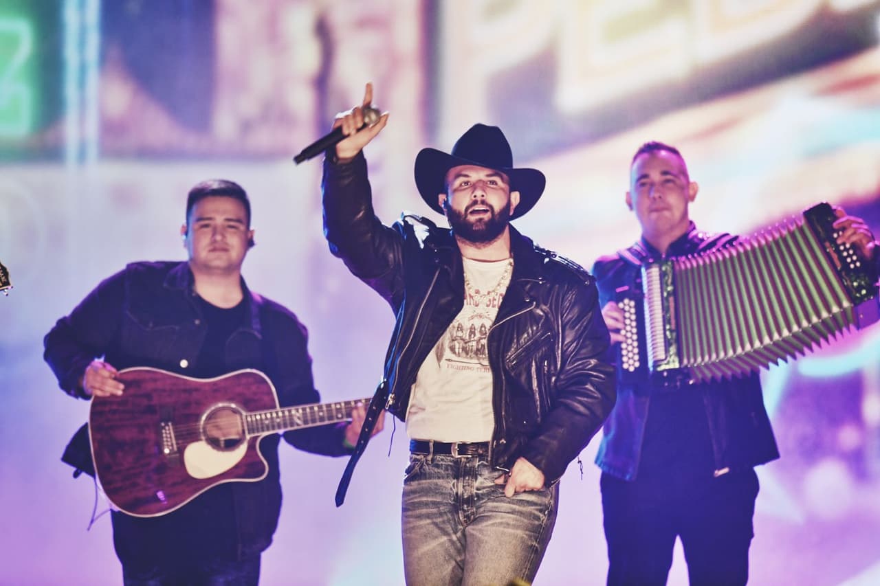 Carín León en Premio Lo Nuestro