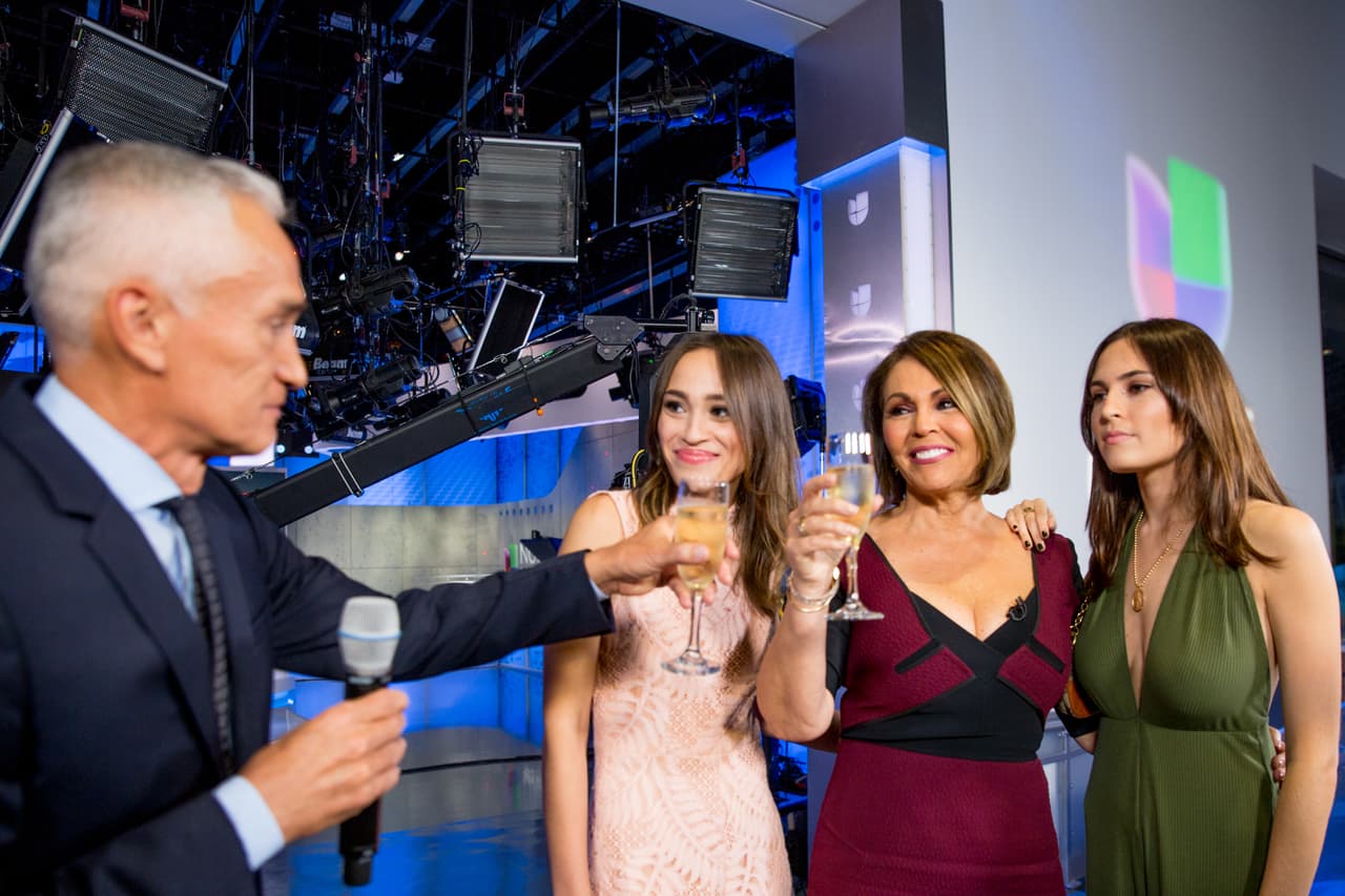 Jorge Ramos propuso un brindis de agradecimiento y despedida y chocó su copa con María Elena Salinas, acompañada de sus hijas en el acto.