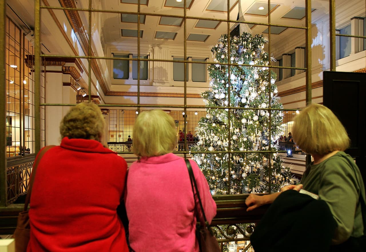 Macy's mantuvo abierto el opulento Walnut Room en la otrora tienda Marshall Field's de Chicago.