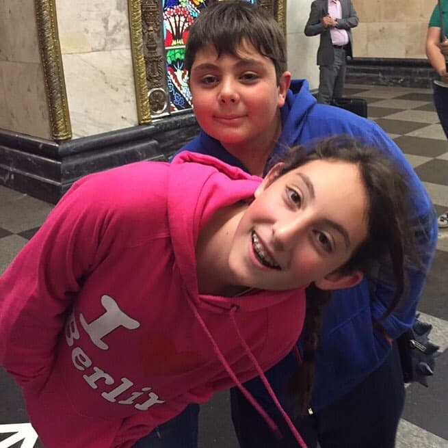 Y como era de esperarse los mellizos mantienen una excelente relación entre ellos, siendo los mejores hermanos y los mejores amigos.