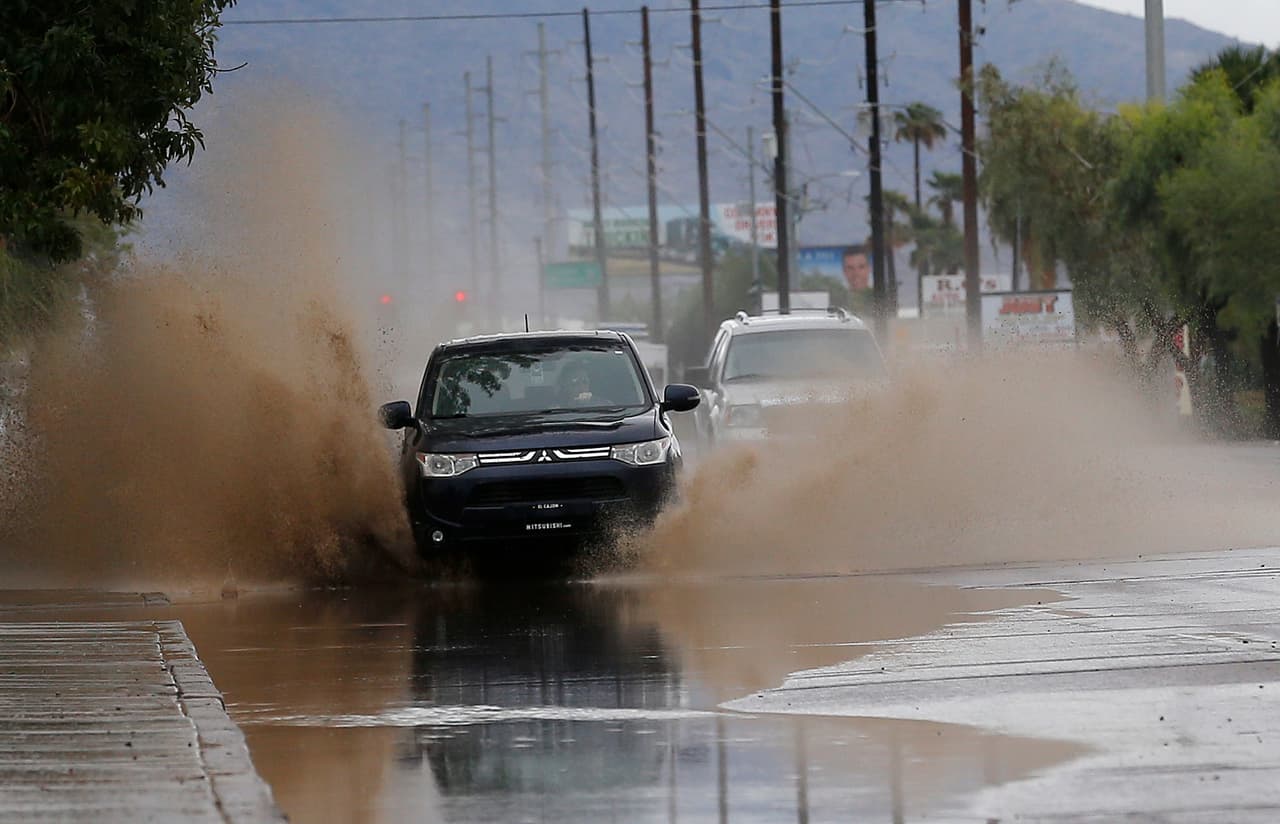 ¿Sabes qué es el hidroplaneo? Estos consejos te pueden salvar la vida durante una tormenta
