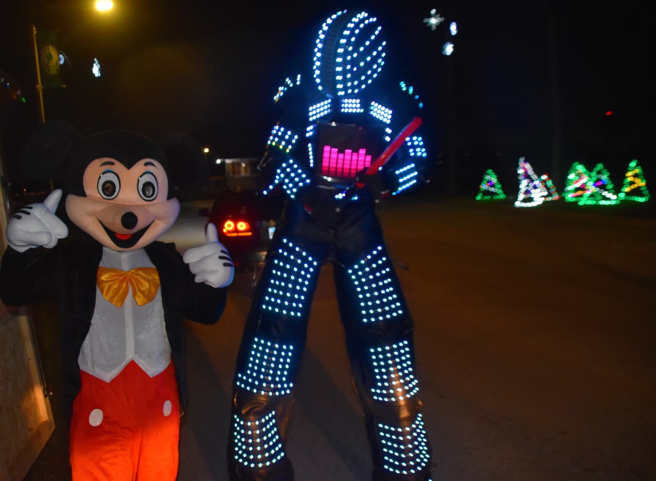 El primer fin de semana, 7,000 vehículos con 20,000 pasajeros hicieron el recorrido, de acuerdo a la ciudad de Aurora.