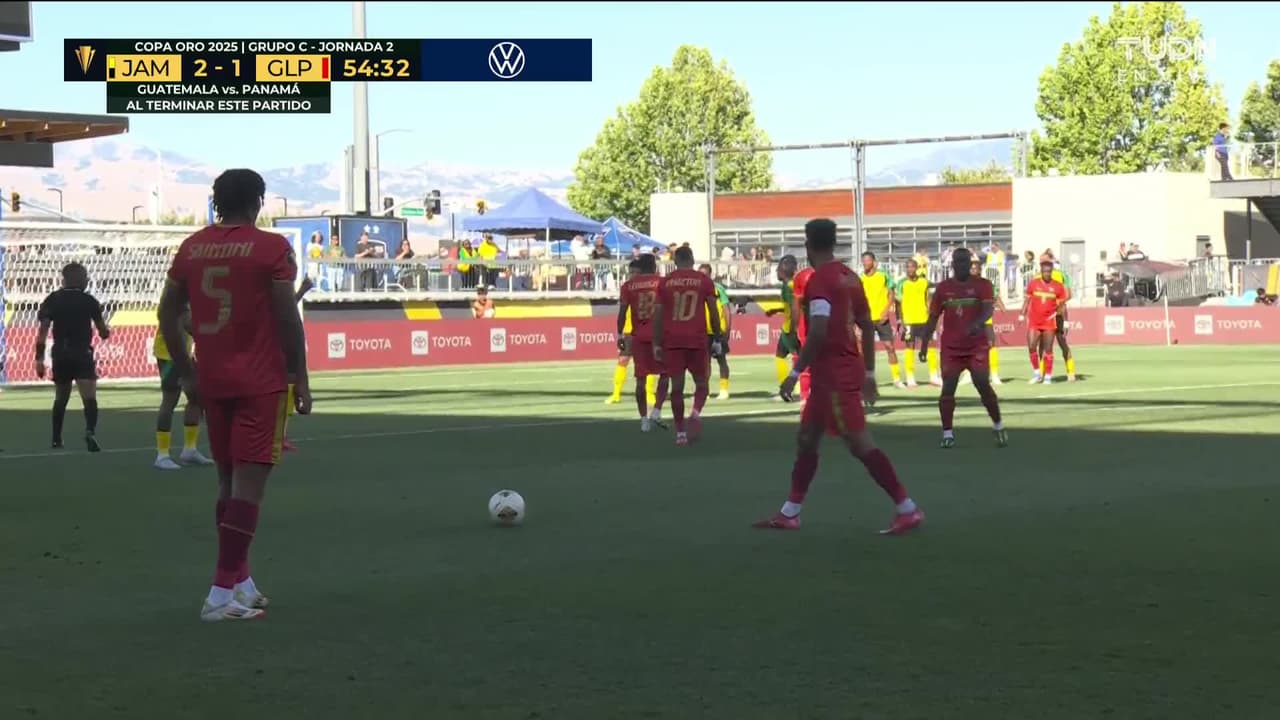 ¡TIRO ATAJADO! disparo por Nathanaël Saintini.