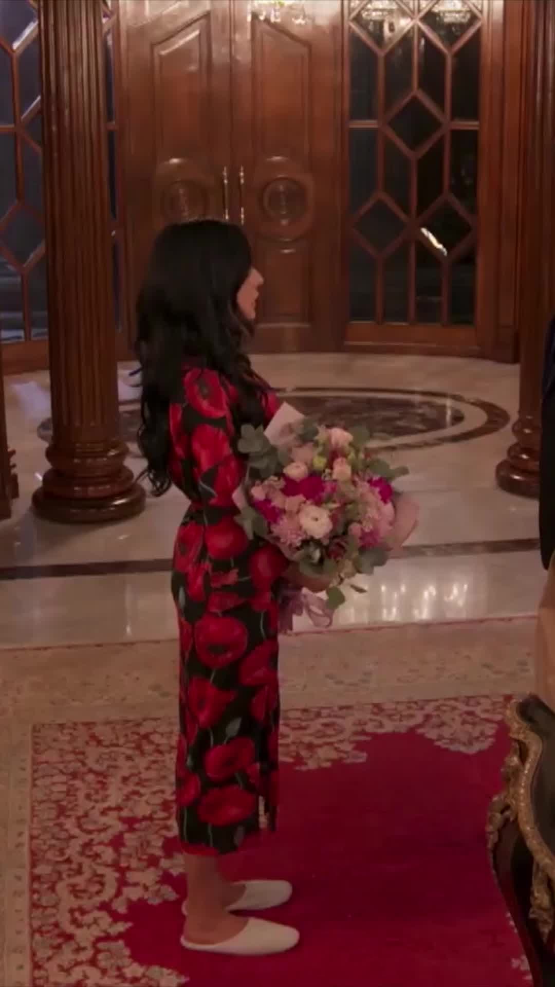 Karen corre a Aarón de su casa por estar con Fausto