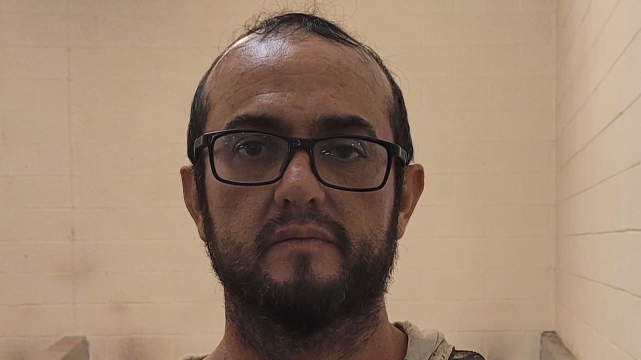 Los agentes de la estación Casa Grande arrestaron a dos ciudadanos mexicanos, Luis Peñaloza Esquivel y a una mujer de 18 años, cerca de Eloy. Llamaron al 911 después de caminar por el desierto durante ocho días. Los registros revelaron que Peñaloza tiene múltiples condenas por delitos graves en California, incluido el homicidio voluntario.