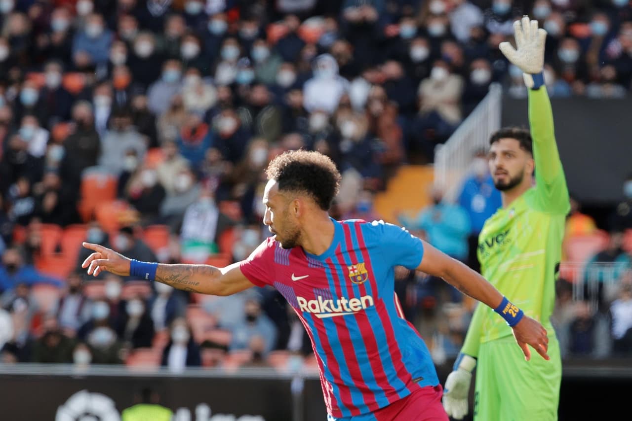 Barcelona golea a Valencia 4-1 durante la J25 en La Liga. Pierre Emerick Aubameyang se lució en su primer partido con la escuadra culé y anotó doblete, Frenkie de Jong sumó uno al 32' y Pedri, con golazo, hizo el cuarto gol de la tarde al 63'. Para el contrario descontó Carlos Soler al 52'.