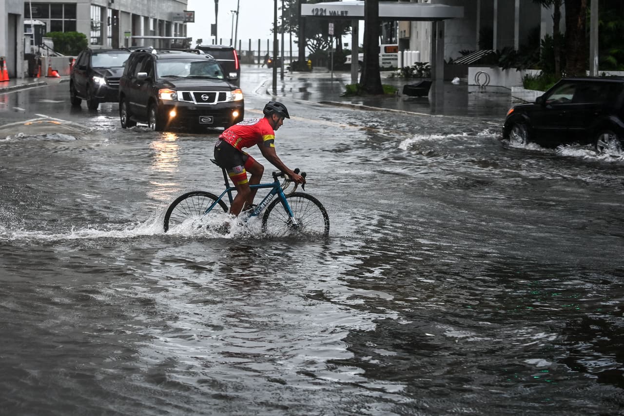 Las autoridades piden a los residentes que no entren a los lugares en tierra donde haya inundaciones debido a la subida de la marea. 
<br>
