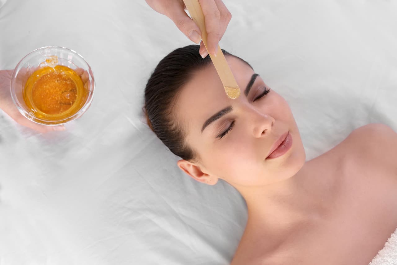 <b>No te depiles en tu periodo. </b>El dolor por depilación se puede incrementar considerablemente durante el periodo menstrual, por lo que recomendamos depilarte fuera de esos días para que tu piel no esté tan sensible.