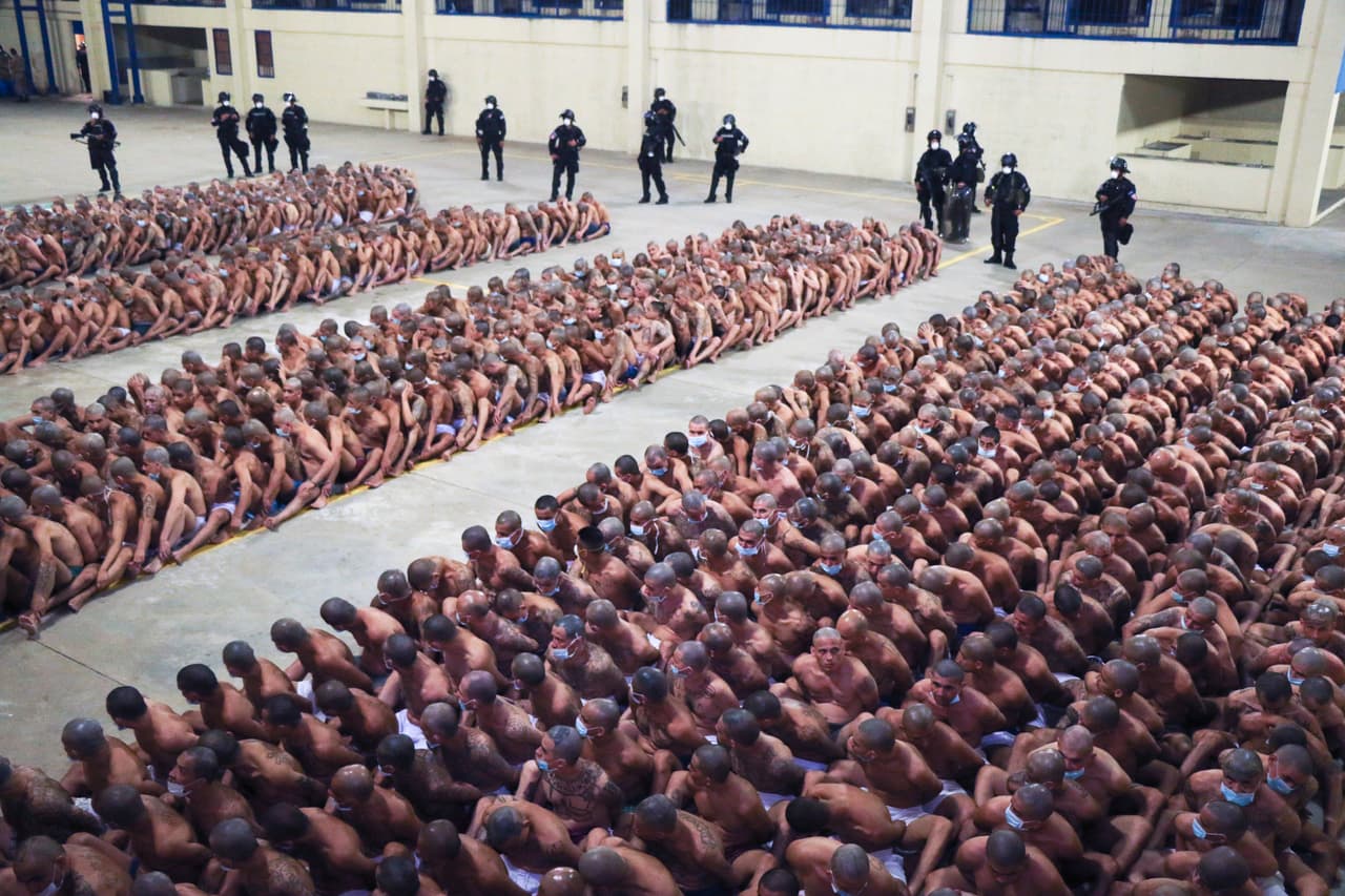 Además, Bukele anunció que "el uso de la fuerza letal está autorizado" para los cuerpos de seguridad en defensa de sus vidas y de los ciudadanos ante el alza de los homicidios registrada desde el viernes.