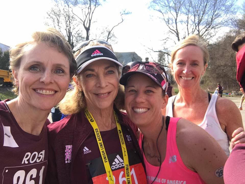 Este lunes 17 de abril regresó a la maratón de Boston para conmemorar los 50 años de su primera vez en esa carrera. Esta vez llegó acompañada de las mujeres que forman parte de su movimiento '261 Fearless'. (Facebook de Kathrine Switzer)