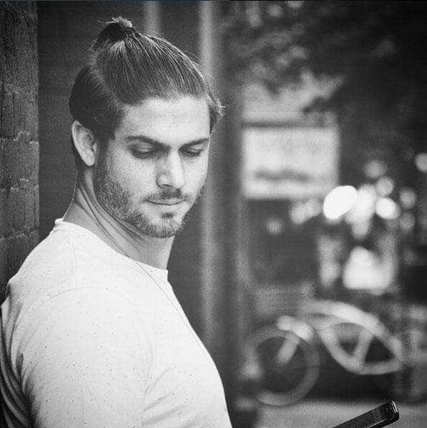 ¿Te gusta cómo luce con este peinado? Esa colita en la cabeza lo hace lucir diferente, ¿no crees?