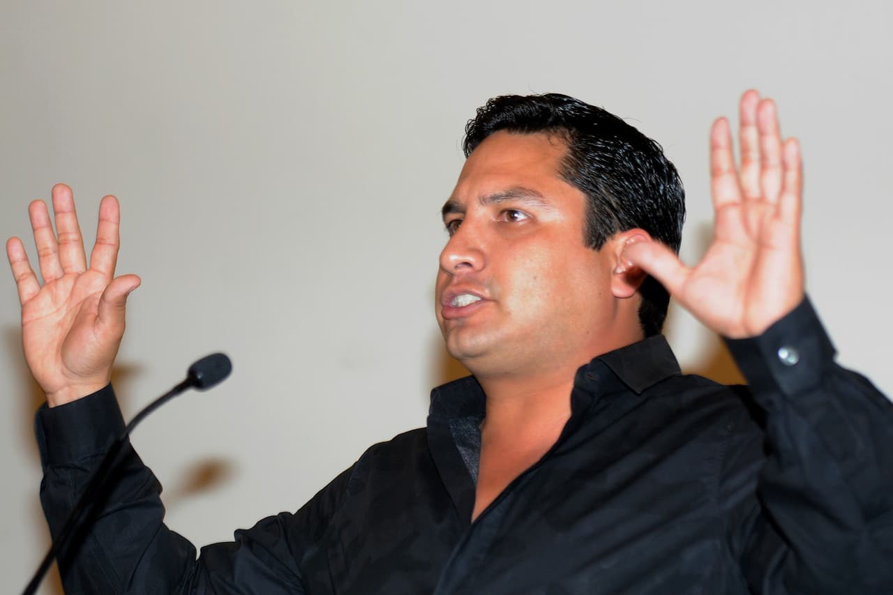 Los problemas de 
<b>Álvarez </b>con la justicia y el Departamento del Tesoro estadounidense aún no se resuelven y es por eso que ha decicido no salir de México, donde ya probó su inocencia.