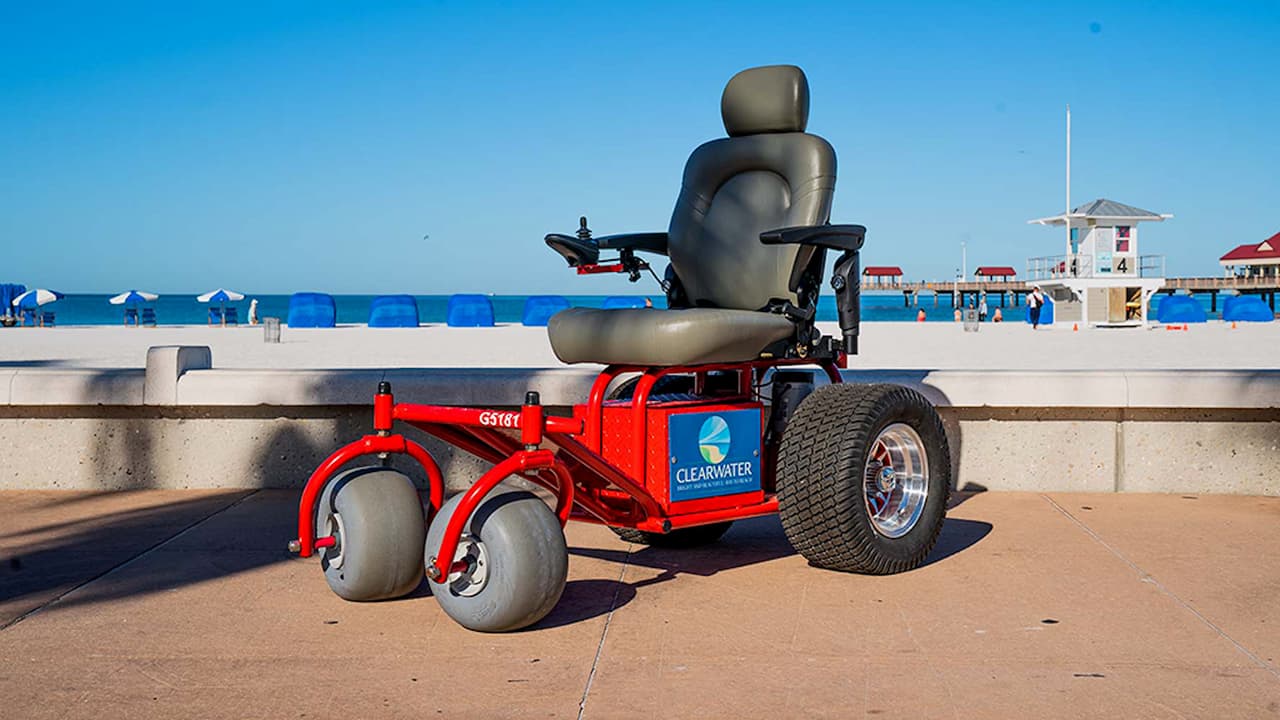 Incorporan nuevas sillas motorizadas en la playa de Clearwater 