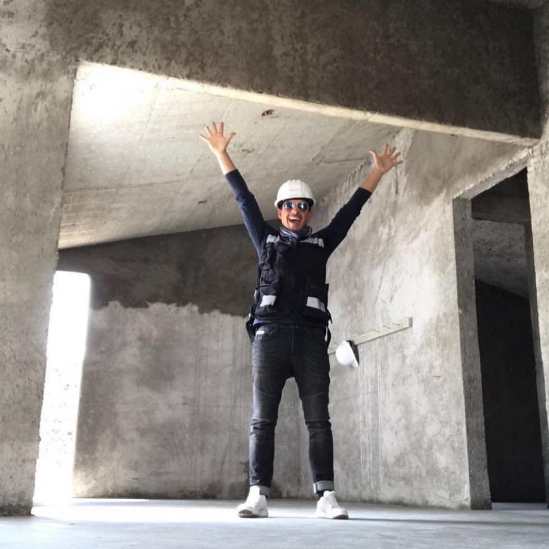 Carlos se graduó como arquitecto en México, y aunque su pasión es la conducción no deja de lado su formación, ya que a la par de Despierta América atiende su negocio en el ramo de la construcción.
<br>