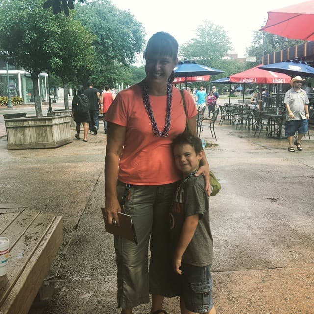 Él no creyó que fuera tan sencillo, así que se armó de juguetes y accesorios.