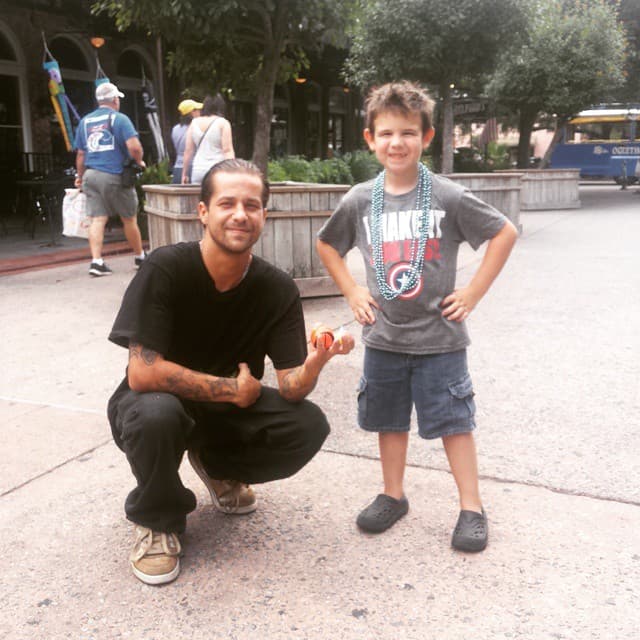 Su prima, Tasha Campton, hija de Barba Dicola, lo acompañó.