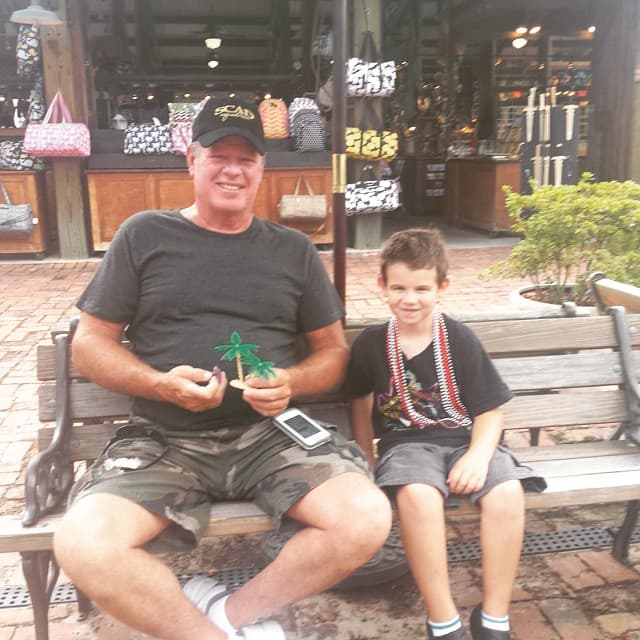 A través del centro de Savannah, Georgia, buscó caras y pintó sonrisas en ellas.