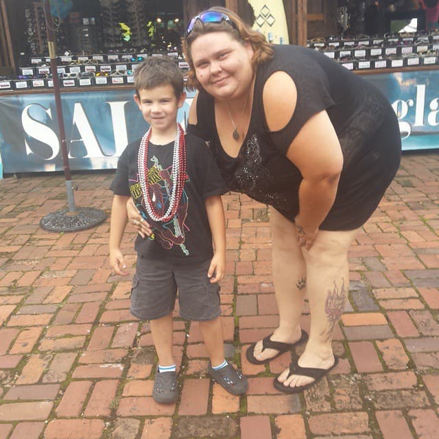 El jovencito pidió consejos a su tía para hacer que la gente esbozara una sonrisa.