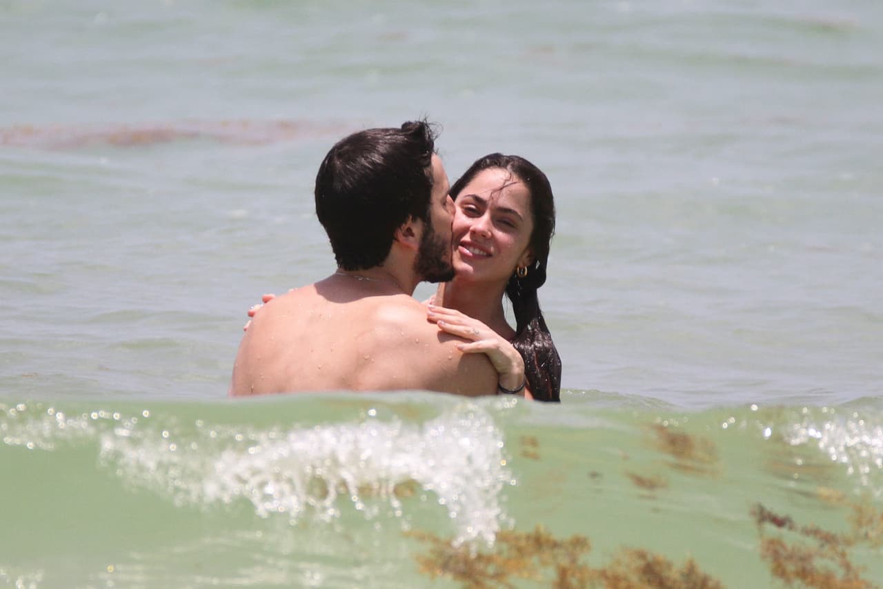 Entre 2017 y 2018, compartieron tour y grabaron otras colaboraciones, lo que afianzó su amor hasta que oficializaron su romance en junio de 2019.