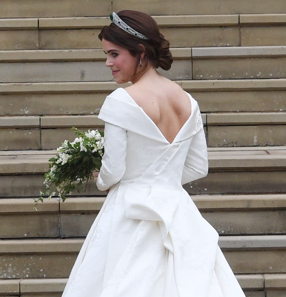 Según reveló la
<a href="https://www.royal.uk/wedding-princess-eugenie-and-jack-brooksbank-wedding-dress-and-bridal-party-outfits">casa real</a>, el vestido "se desarrolló capa por capa, construyéndolo desde el corsé y la compleja falda hasta el talle ajustado y la falda plisada. El vestido cuenta con un escote que se dobla alrededor de los hombros hasta la espalda baja que cubre un pliegue que fluye en toda su longitud".