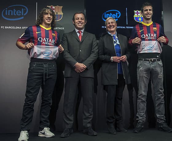 F.C. Barcelona (España) - Intel - En esa oportunidad el problema no era el patrocinador, sino el inusual lugar en la camiseta ¡Estaba por dentro! La idea era que se viera su logo en los festejos de los jugadores.