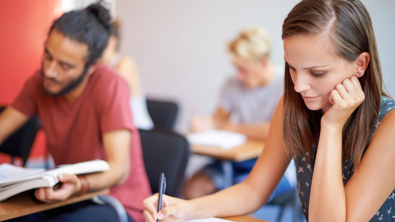 <b>Las Bibliotecas Públicas de Dallas</b> ofrecen clases de inglés gratuitas en varios lugares de la ciudad. Estas clases están abiertas a todos y son de nivel básico, ideales para quienes están comenzando a aprender el idioma. 
<a href="https://dallaslibrary2.org/adultlearning/english/general-english/" target="_blank">Información haciendo clic aquí</a>.