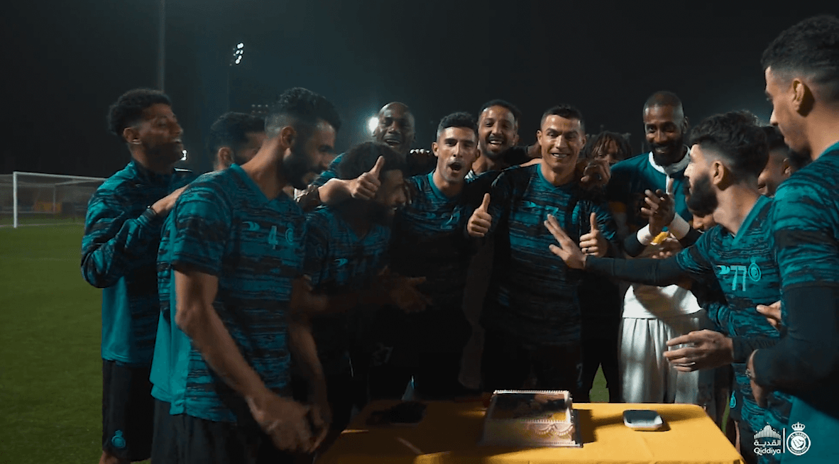 Cristiano Ronaldo es sorprendido con festejo de cumpleaños en el Al-Nassr 