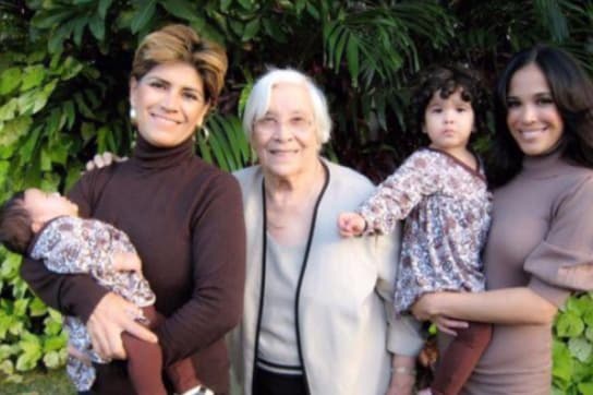 Su familia es su motor, esta foto del baúl de los recuerdos nos deja ver a Karla hace más de una década con las mujeres de su familia.
<br>