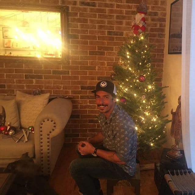 Ambos se sacaron la foto del recuerdo luego de adornar el arbolito para la segunda Navidad que pasan como esposos.